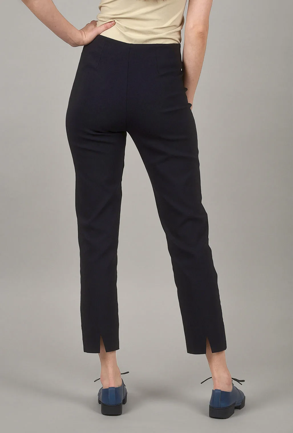 Milo Pant, Navy